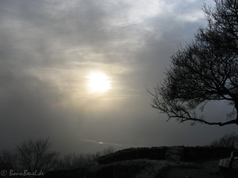 Rauchwolkeverdeckt Sonne