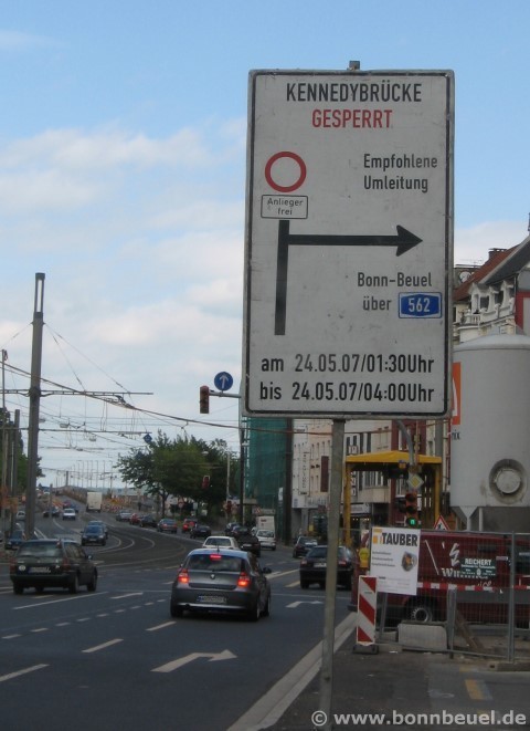 Hinweisschild Vollsperrung der Kennedybrücke