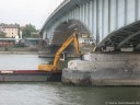 Bild - Kennedybrücke Brückenpfeiler Bagger Schiff Abrissarbeiten