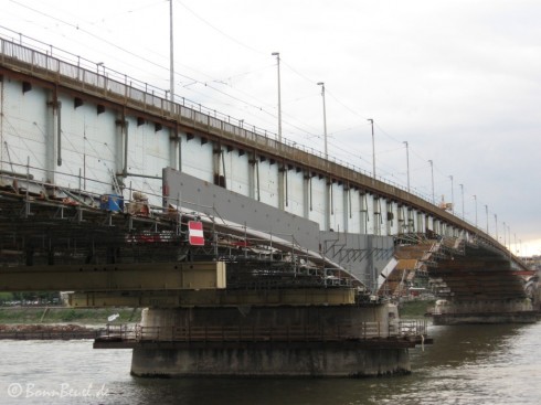 Beuel: Kennedybrücke Brückenpfeiler Stahlträger