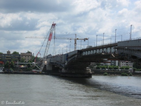 Kennedybrücke Blickrichtung Beuel, Schwimmkran