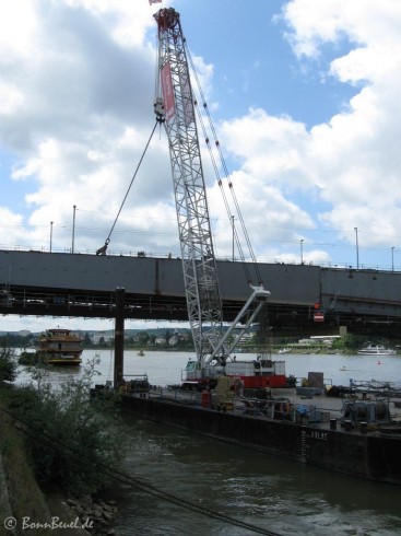 Schwimmkran an der Bonner Kennedybrücke