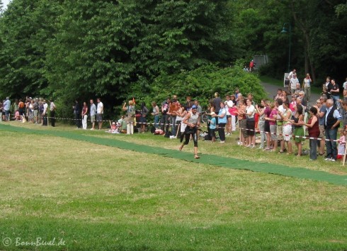 19. Bonn Triathlon: 3. Schwimmer auf dem Weg zur Wechselzone