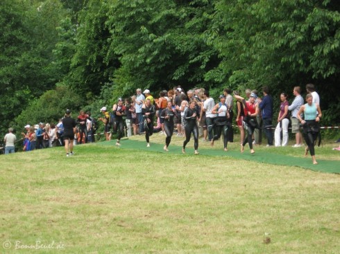 19. Bonn Triathlon: weitere Sportler kommen vom Schwimmen