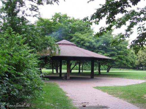 Grillplatz mit Dach am Rheinufer in Beuel