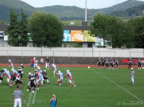 Quarterback fängt den Snap des Centers