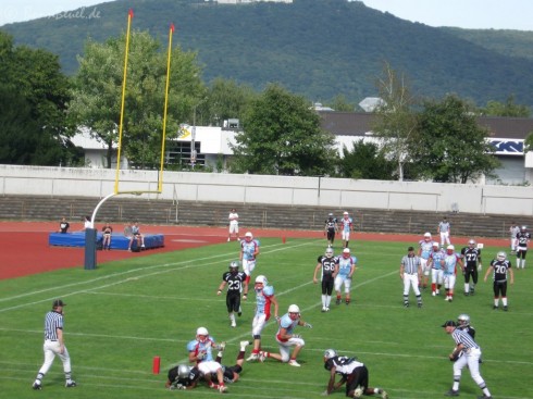 Spieler der Gamecocks fängt den Ball vor 2 Hamburgern