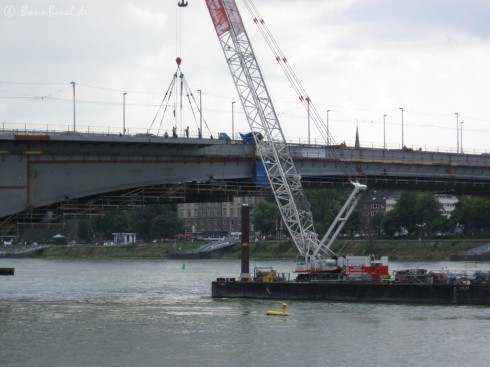 Kennedybrücke: Montage des Fußwegs (Kragplatten) - 02.07.09