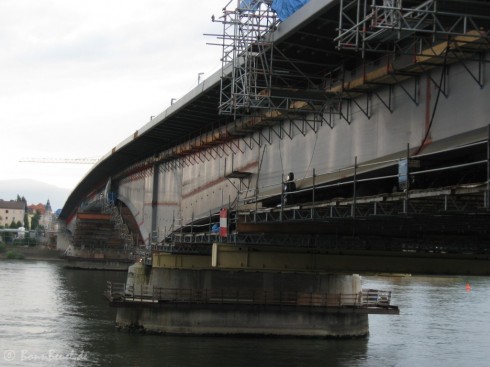 Kennedybrücke: Blick nach Beuel Fußweg komplett montiert - 10.07.09