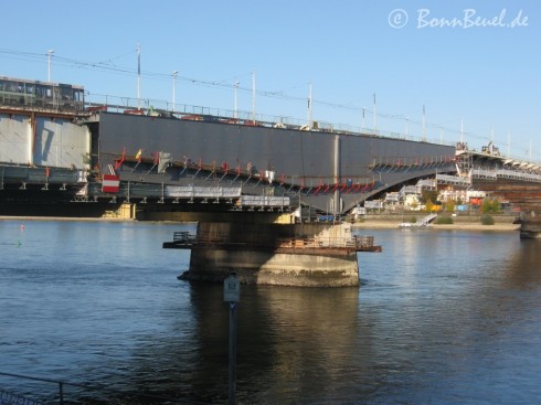 Südseite der Kennedybrücke: Stahlträgermontage über dem Brückenpfeiler