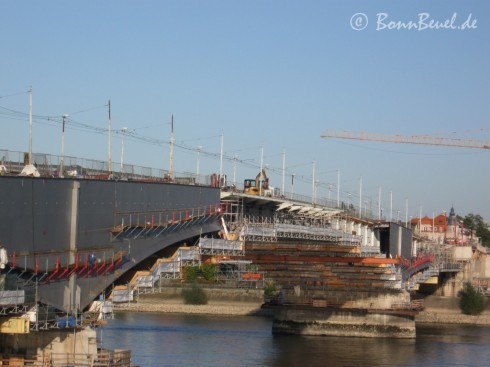 Überblick Südseite Kennedybrücke am 09.10.09: Gleichzeitiger Abbruch (Kragarme) und Montage der Verbreitung