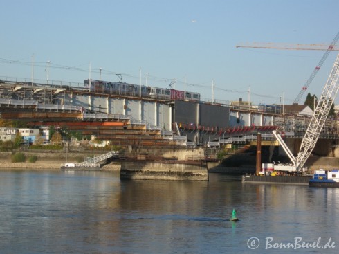 Kennedybrücke Südseite: Brückenpfeiler Beuel & Schwimmkran