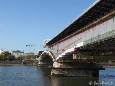 Kenndybrücke von Beuel über'n Rhein blickend am 06.11.09