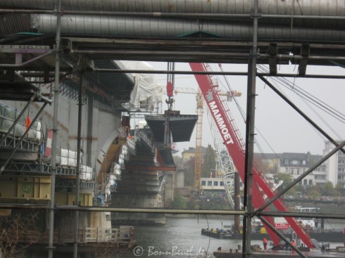 09.11.09 Kennedybrücke Hauptträger kurz vom Einheben