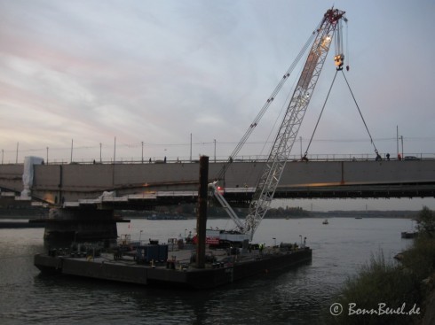 Kennedybrücke Beuel: Schwimmkran "Atlas" hebt Verbreitung ein - 27.10.09