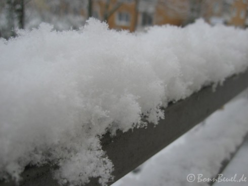 Schnee auf einem Geländer