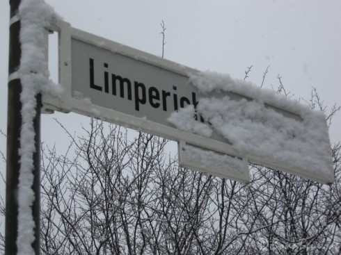 Schnee verdeckt Straßenschild / Limpericher Straße